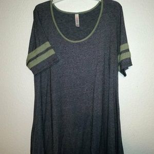 EUC Lularoe Perfect tee